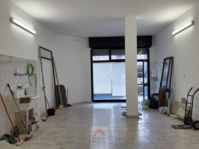 Locale Commerciale in vendita a Puglia, Lecce