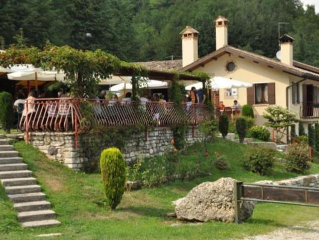 Locale Commerciale in vendita a Cavaso del Tomba, Cavaso Del Tomba