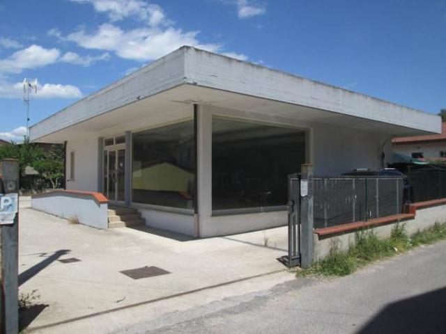 Locale Commerciale in vendita a Ceccano, Lazio