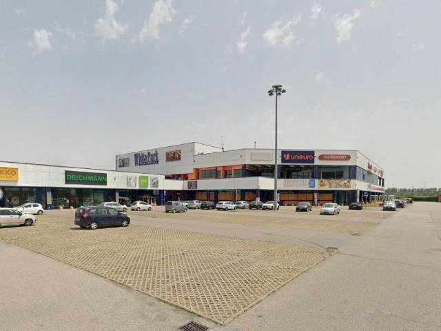 Locale Commerciale in vendita a Unione Alto Ferrarese, Cento