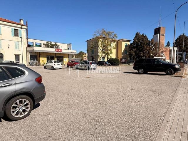 Locale Commerciale in vendita a Casumaro, Cento