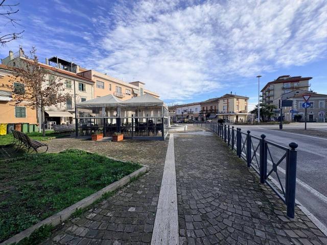 Locale Commerciale in vendita a Marche, Ancona