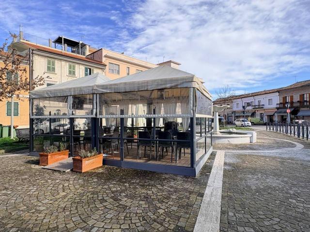 Locale Commerciale in vendita a Marche, Ancona