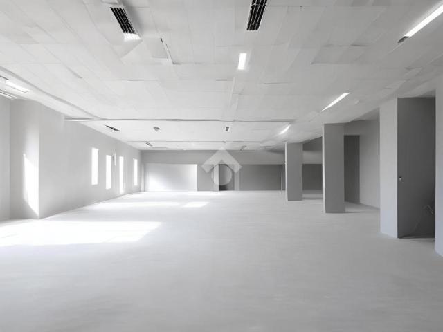 Locale Commerciale in vendita a Chiari, Lombardia