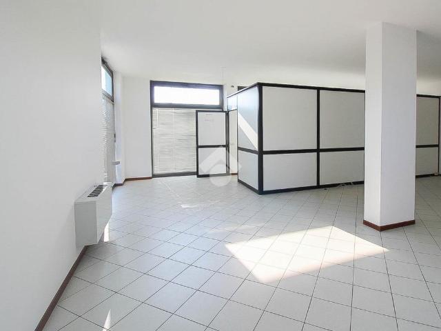 Locale Commerciale in vendita a Fornaci, Chiari