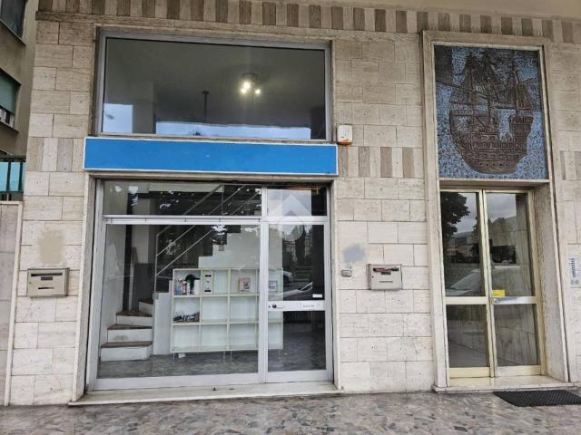 Locale Commerciale in vendita a Sampierdicanne, Chiavari