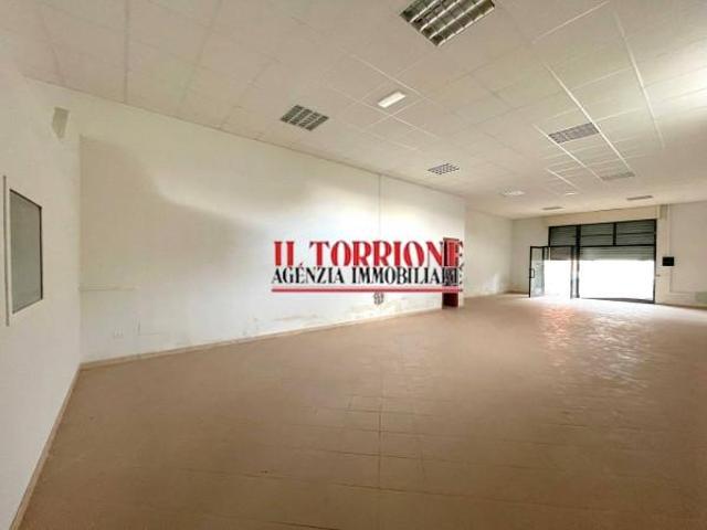 Locale Commerciale in vendita a Chiesina Uzzanese, Toscana