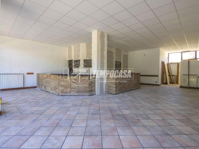 Locale Commerciale in vendita a Marche, Macerata