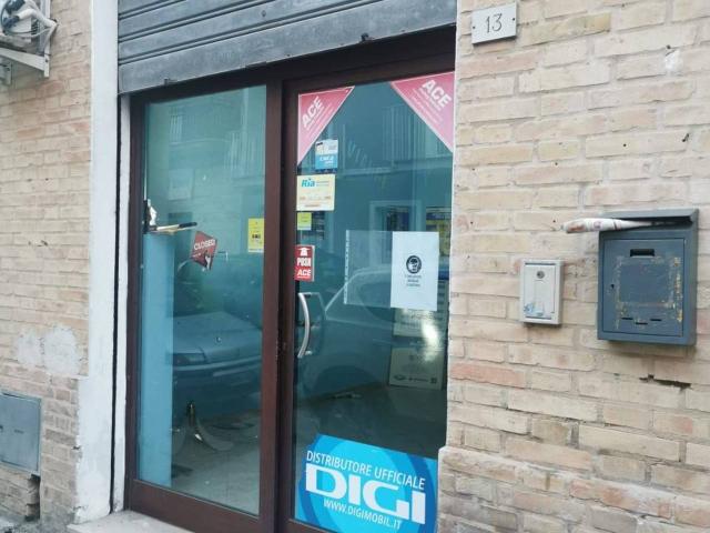 Locale Commerciale in vendita a Marche, Macerata