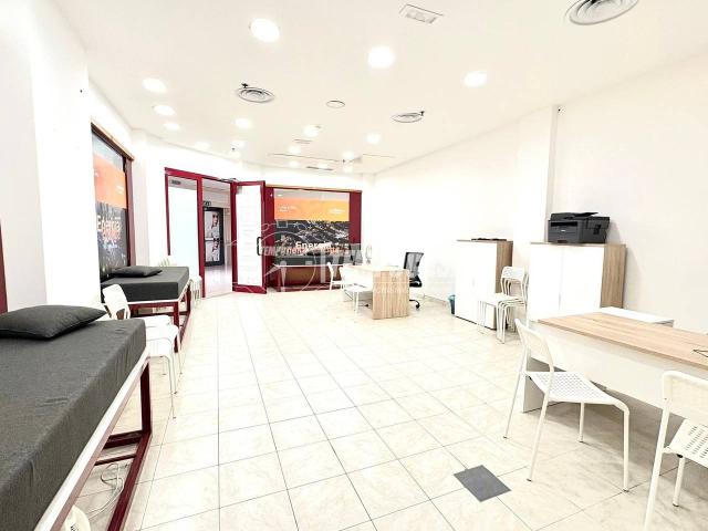 Locale Commerciale in vendita a Borgo Odescalchi, Roma Capitale