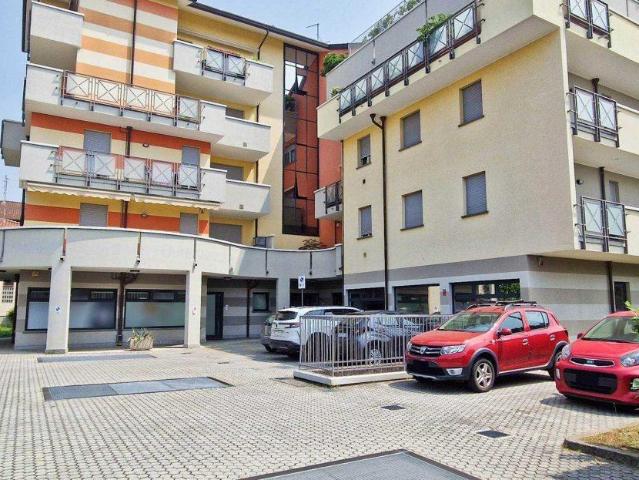 Locale Commerciale in vendita a Cogliate, Lombardia