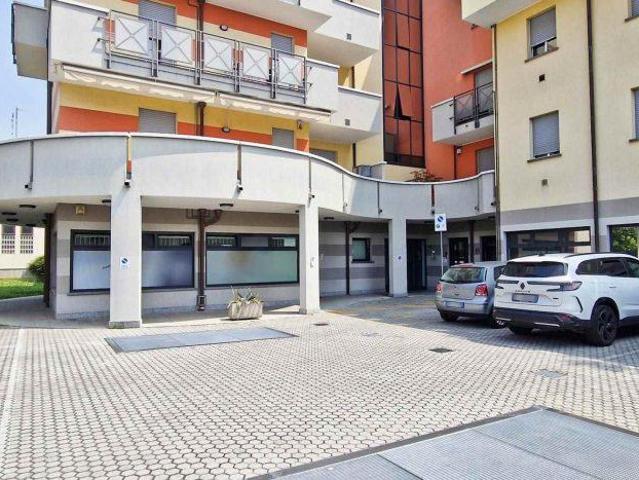 Locale Commerciale in vendita a Cogliate, Lombardia
