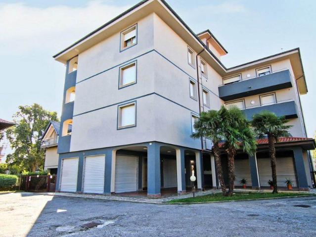 Locale Commerciale in vendita a Cogliate, Lombardia