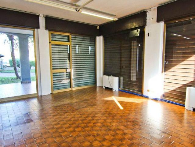 Locale Commerciale in vendita a Cogliate, Lombardia