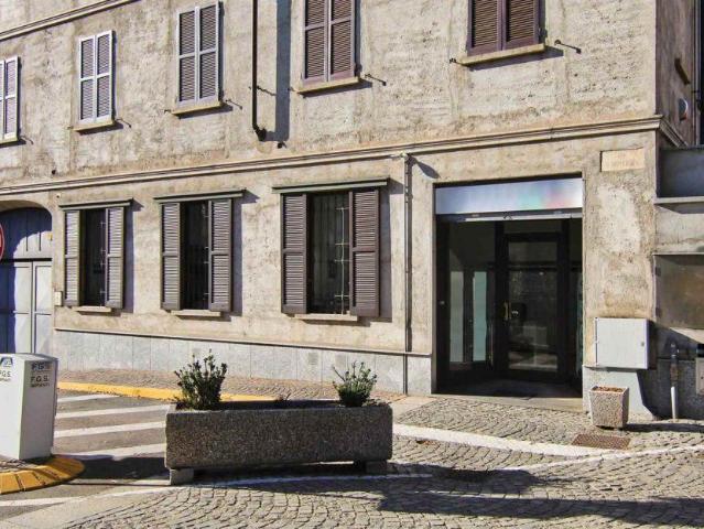 Locale Commerciale in vendita a Cogliate, Lombardia