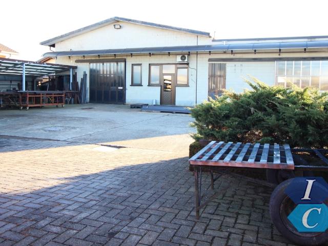 Locale Commerciale in vendita a Cogliate, Lombardia