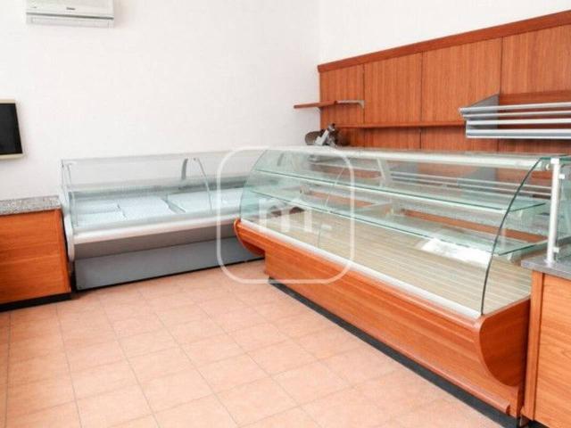 Locale Commerciale in vendita a Quarto Chilometro, Roma Capitale