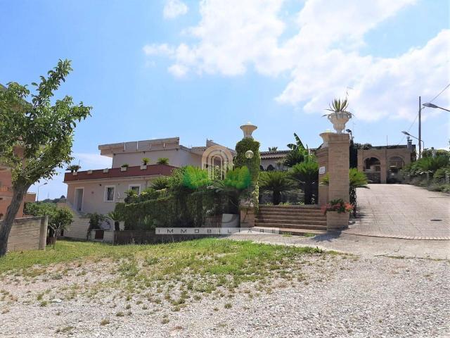 Locale Commerciale in vendita a Unione dei Comuni della Val Vibrata, Colonnella