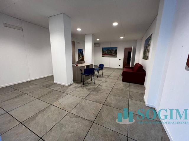 Locale Commerciale in vendita a Albate, Como