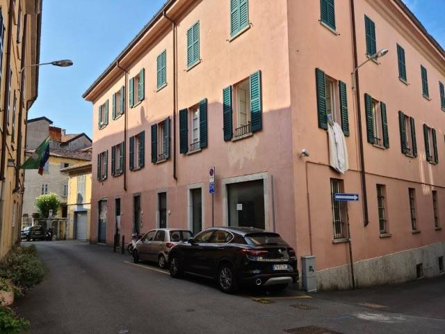 Locale Commerciale in vendita a Sant'Agostino, Como