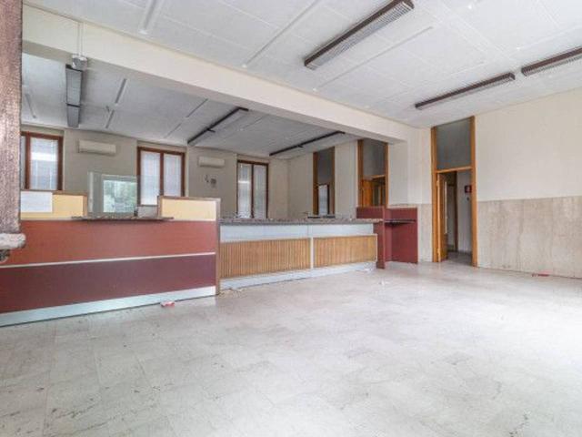 Locale Commerciale in vendita a Confienza, Lombardia