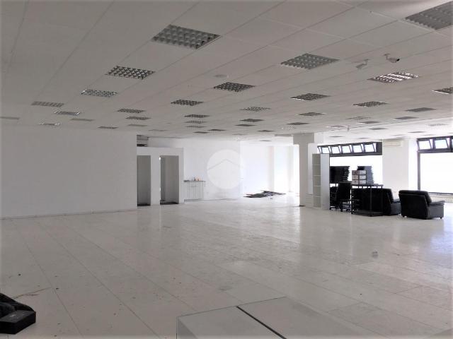 Locale Commerciale in vendita a Corbetta, Lombardia