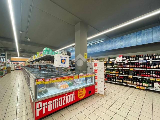 Locale Commerciale in vendita a Desenzano Del Garda, Lombardia