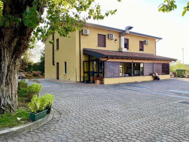 Locale Commerciale in vendita a Rivoltella del Garda, Desenzano Del Garda