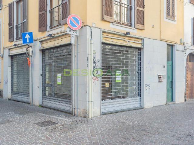 Locale Commerciale in vendita a Piazza, Desio