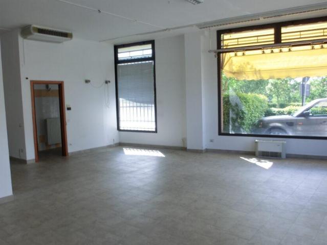 Locale Commerciale in vendita a Nuovo Circondario Imolese, Dozza Imolese