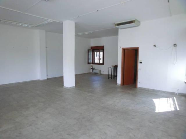Locale Commerciale in vendita a Toscanella di Dozza, Dozza