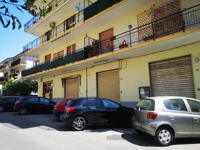 Locale Commerciale in vendita a Eboli, Campania
