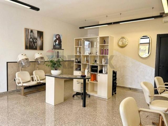 Locale Commerciale in vendita a Piangaiano, Endine Gaiano