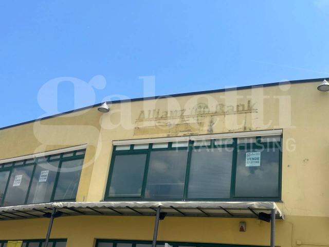 Locale Commerciale in vendita a Longone Al Segrino, Lombardia