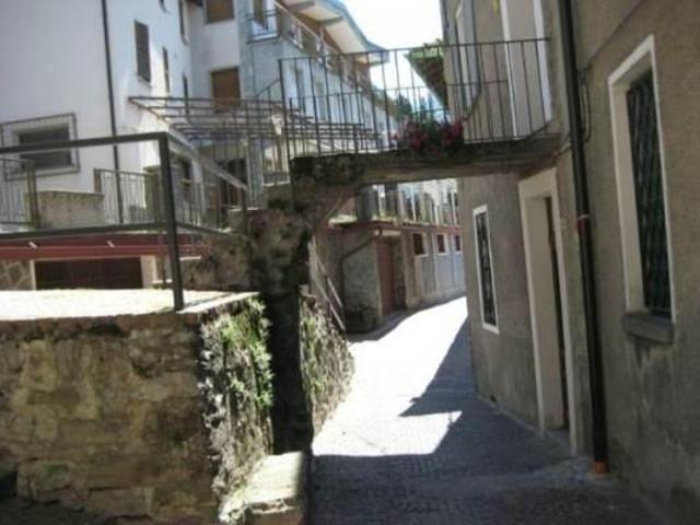 Locale Commerciale in vendita a Esino Lario, Lombardia
