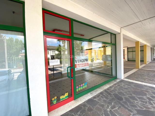 Locale Commerciale in vendita a Prà, Este
