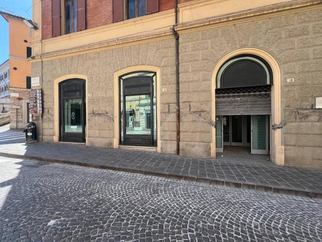 Locale Commerciale in vendita a Centro, Marche