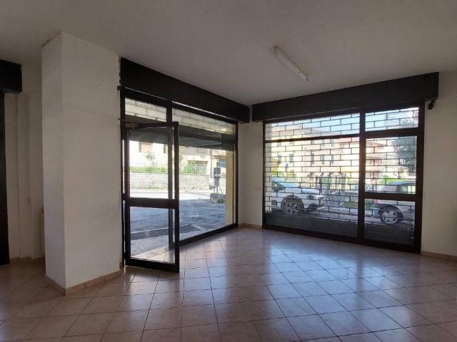 Locale Commerciale in vendita a Spina, Marche