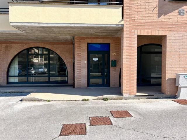 Locale Commerciale in vendita a Borgo 3, Marche