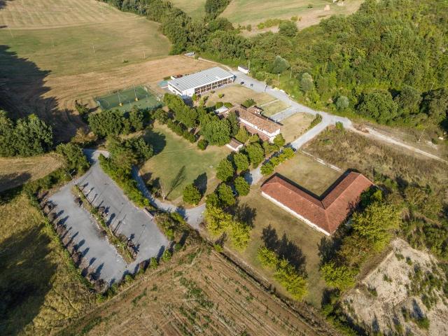 Locale Commerciale in vendita a Brosciano, Marche