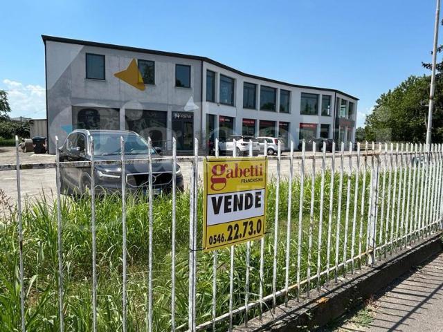 Locale Commerciale in vendita a Unione della Romagna Faentina, Faenza
