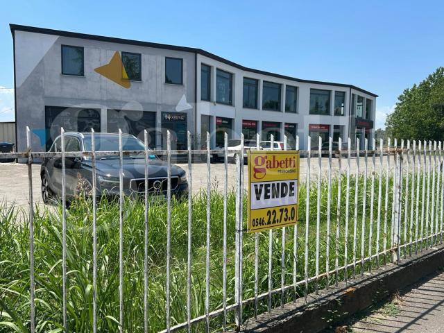 Locale Commerciale in vendita a Unione della Romagna Faentina, Faenza