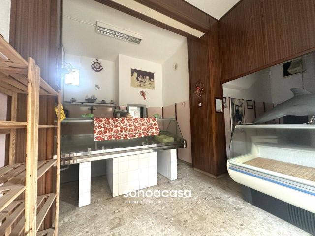 Locale Commerciale in vendita a Torrette, Marche