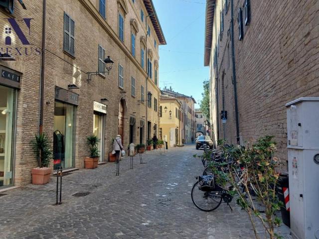 Locale Commerciale in vendita a Centro storico, Marche