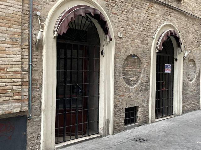 Locale Commerciale in vendita a Centro storico, Marche