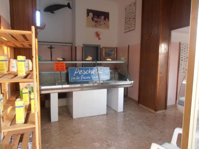 Locale Commerciale in vendita a Torrette, Marche
