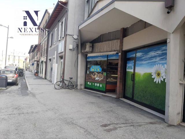 Locale Commerciale in vendita a Centro storico, Marche