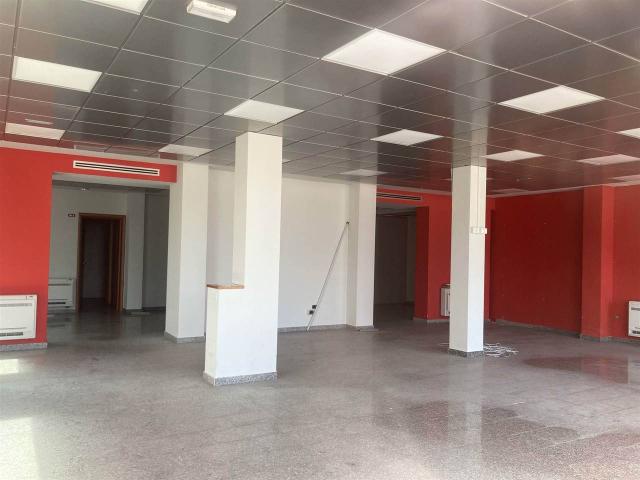 Locale Commerciale in vendita a San Lazzaro, Marche