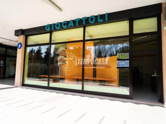 Locale Commerciale in vendita a Fenile, Marche