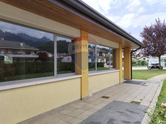 Locale Commerciale in vendita a Feltre, Veneto